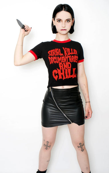 SERIAL KILLER DOCUMENTARIES AND CHILL CROPPED T-SHIRT